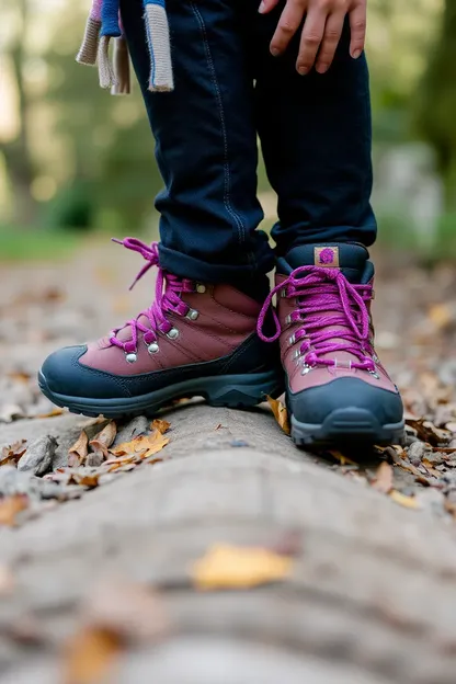 Girls Hiking Boots for Adventure Seekers -> Botas de Caminhada para Buscadoras de Aventura